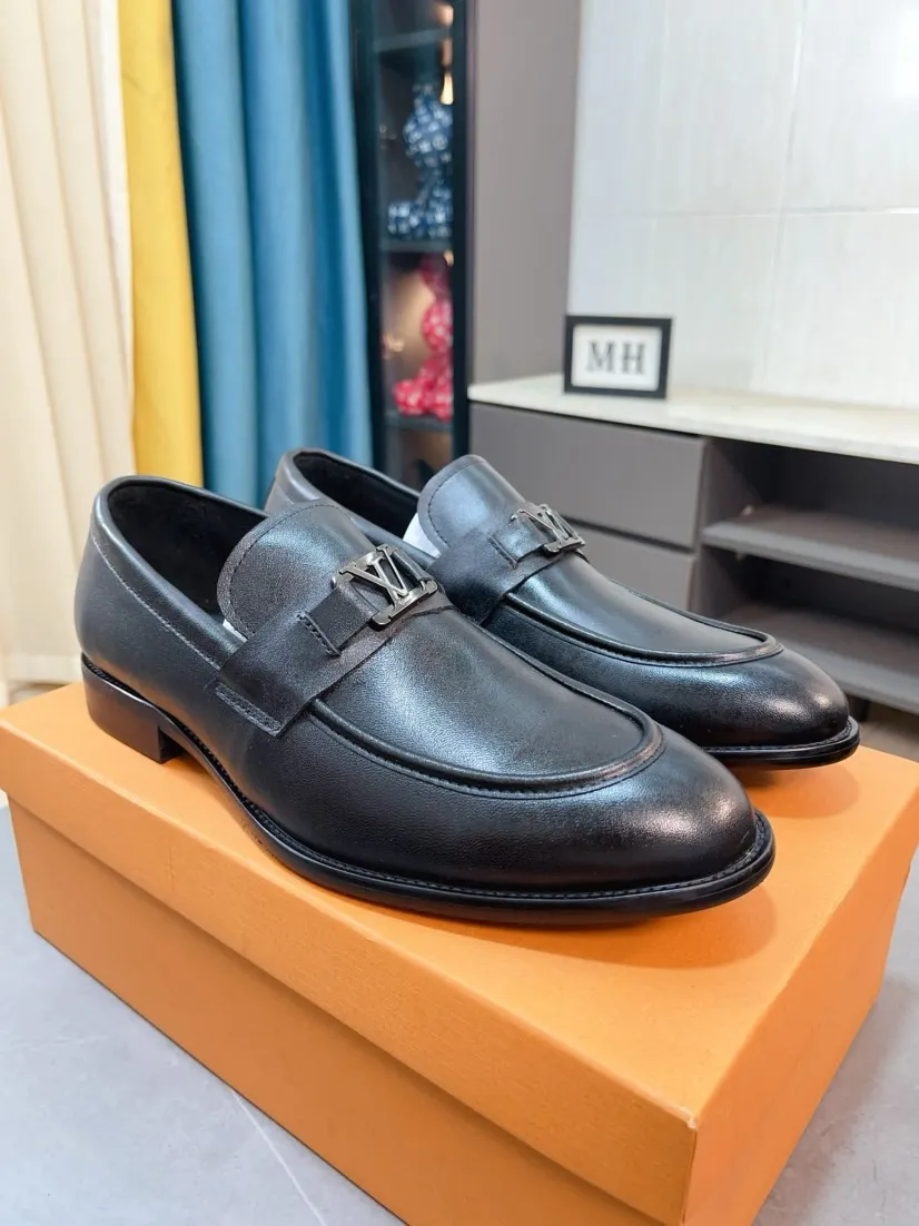 Men's Men's Shoes 💰458🌹🌹Niuli [LV] Louis Vuitton's new open-edge pigskin shoes are the most popular classic. Synchronized with the official website, the upper adopts Italian imported upper embossing➕comfortable cowhide lining, fashionable atmosphere, unique brand and unique craftsmanship. Highlighting the hot style of the new year. Stop hesitating, stop wandering, get it now. Code number: 38--44